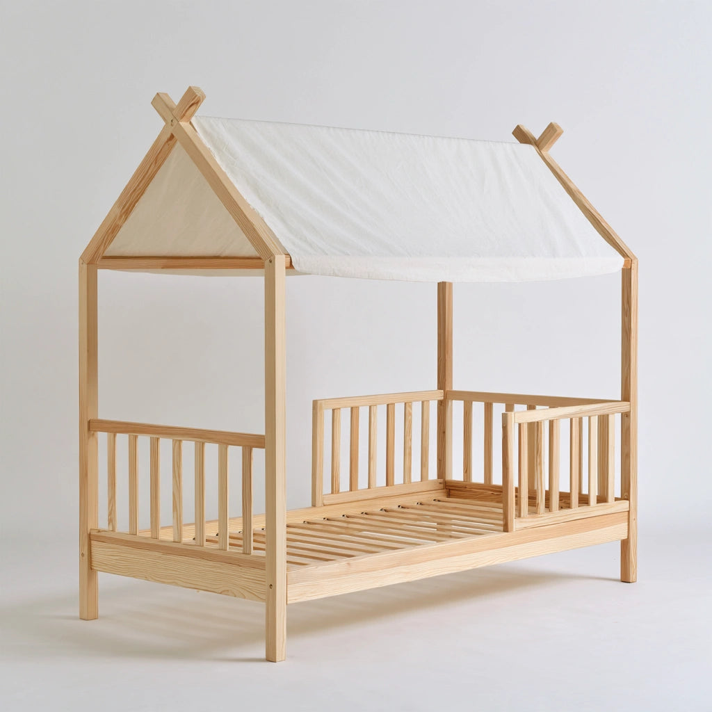 Kinderbett in Hausform, aus Holz, Farbe: hellbraun