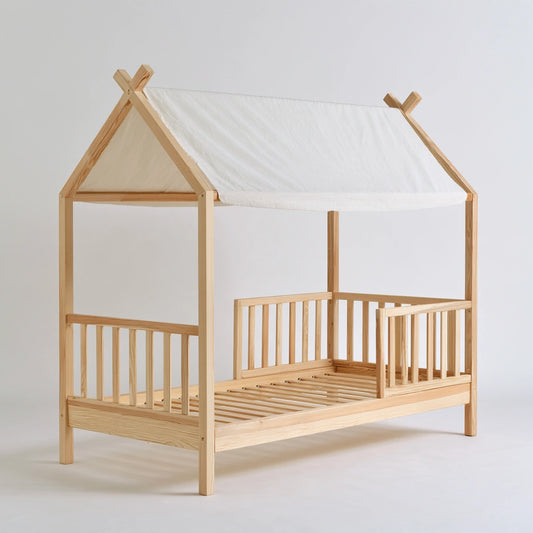 Kinderbett in Hausform, aus Holz, Farbe: hellbraun